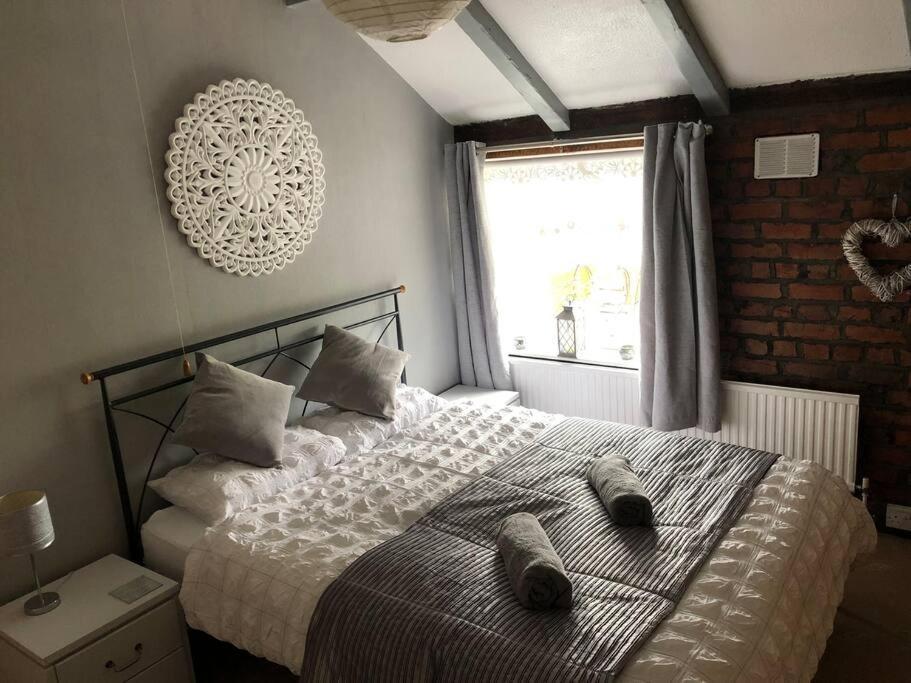 Cosy Rustic 3 Bed Cottage, Great Train Links Bebington Exterior photo